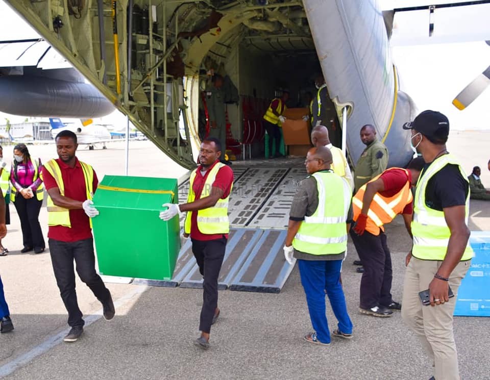 COVID-19: NIGERIAN AIR FORCE AIRLIFTS MEDICAL MATERIALS DONATED BY JACK MA FOUNDATION FROM LAGOS TO ABUJA